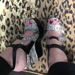 O84 ! F 10 Platform Heels